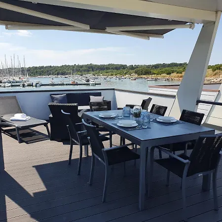 بوتيل Floating House Sena بولا