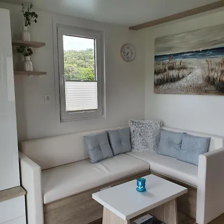 Hotel en barco Floating House Sena Pula