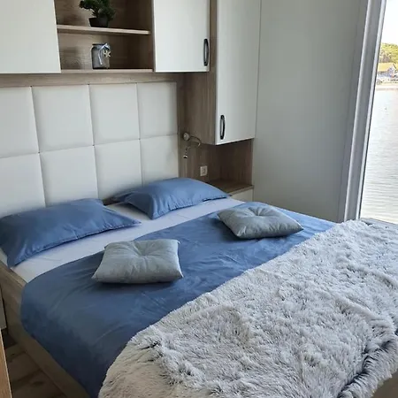 Floating House Sena Hotel en barco *