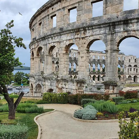 Floating House Sena Pula