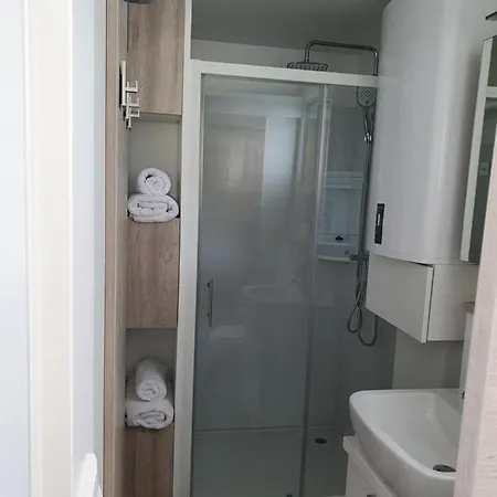 Floating House Sena Båthotell Pula