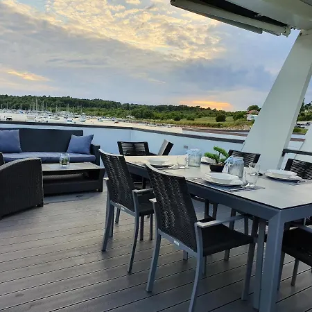بوتيل Floating House Sena بولا