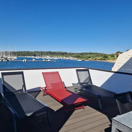 Floating House Sena Hotel en barco Pula