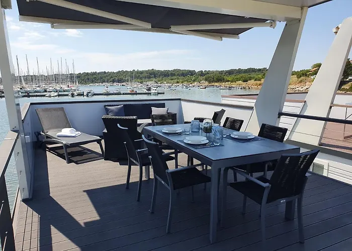 Botel Floating House Sena Pula