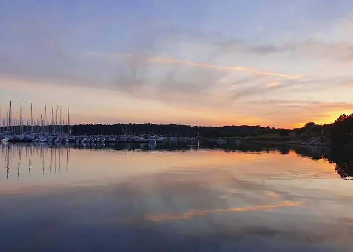 Botel Floating House Sena *