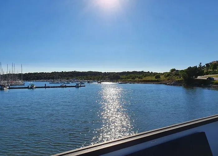 Botel Floating House Sena Pula