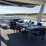 Πλωτό κατάλυμα Floating House Sena Πούλα