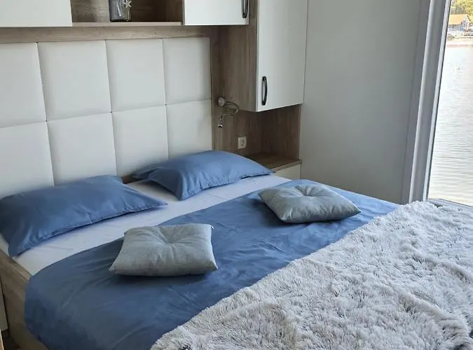 Floating House Sena 보트호텔 *