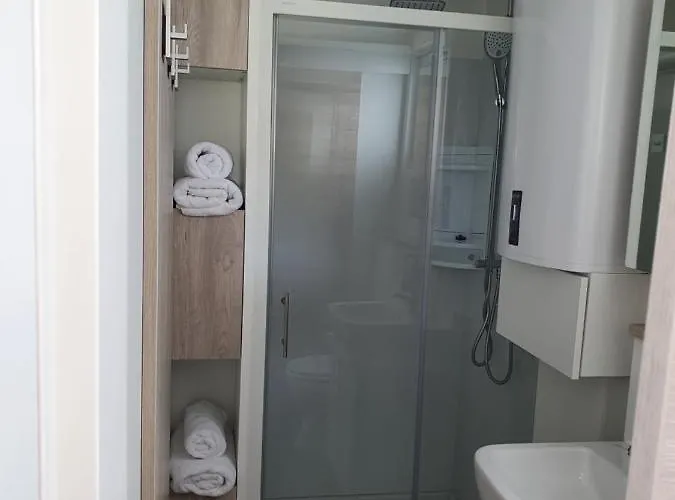 Floating House Sena 보트호텔 풀라