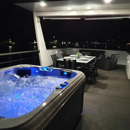 Botel Floating House Sena Pola